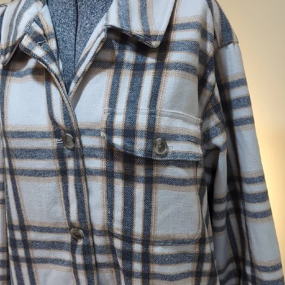 Old Navy Women's Plaid Utility Shacket in Cream and Blue - Picture 3 of 8